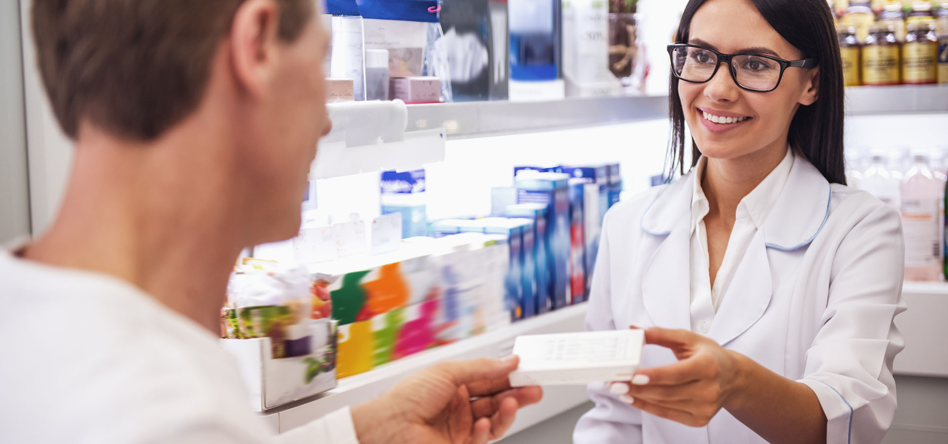 Eine Apothekerin steht bereit, um bei der Auswahl des richtigen Omega-3-Präparats zu helfen.