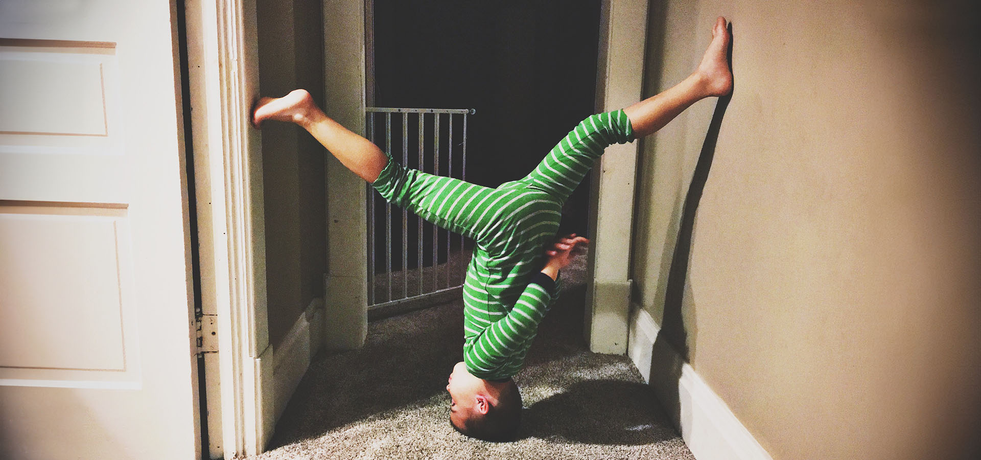 Ein fröhliches Kind zu Hause, das zeigt, wie Omega-3-Fettsäuren bei der Bewältigung von ADHS helfen können.