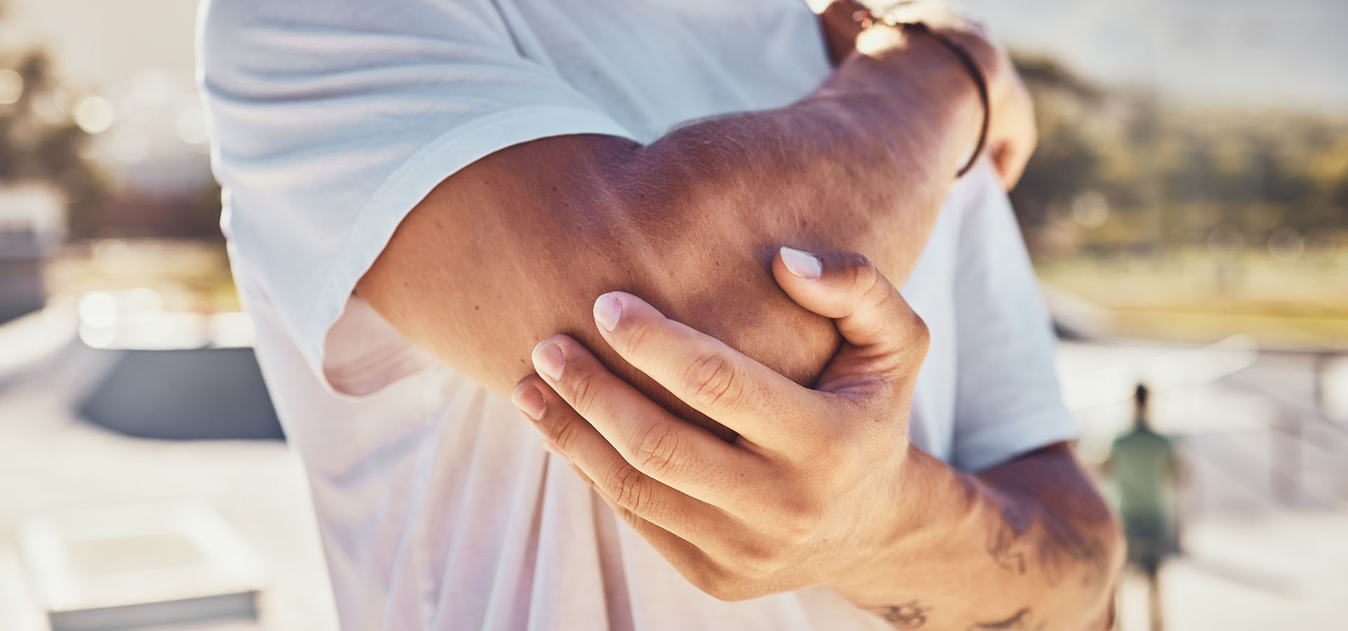 Diese Grafik klärt über Ellenbogenprobleme und Entzündungen auf und bietet Lösungsansätze.