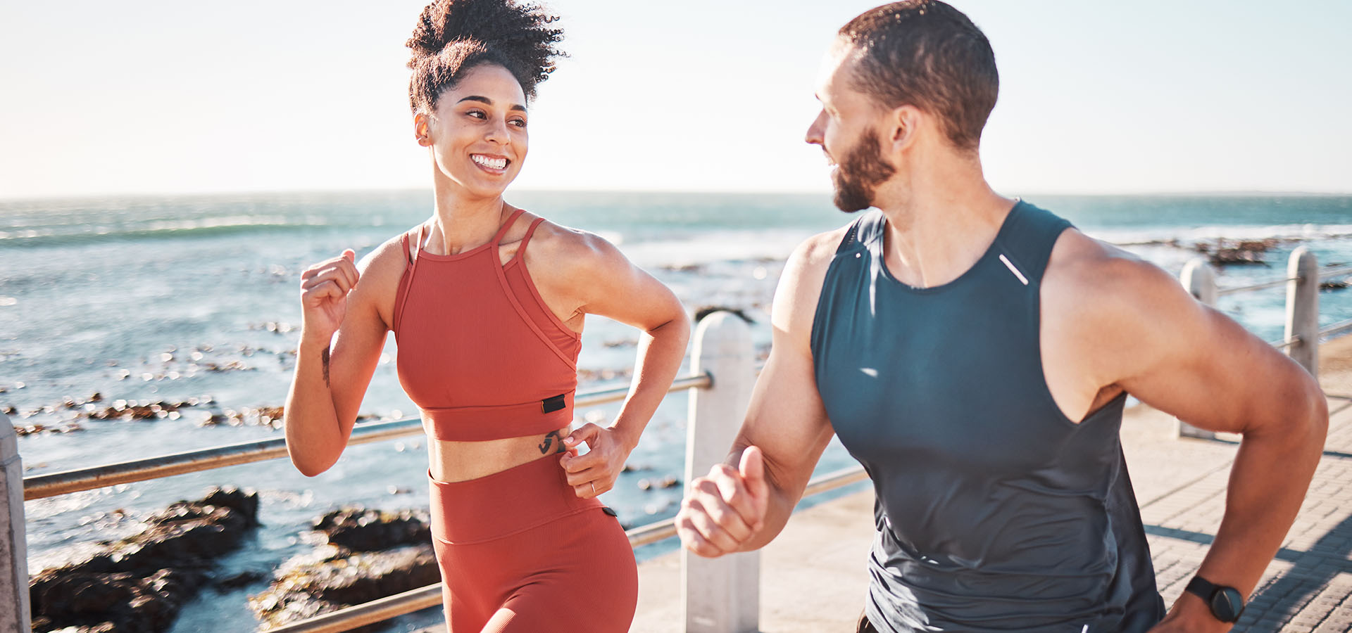 Sportler in Aktion: Omega-3 als entscheidender Faktor für körperliche Leistungsfähigkeit, illustriert durch ein sportliches Paar.