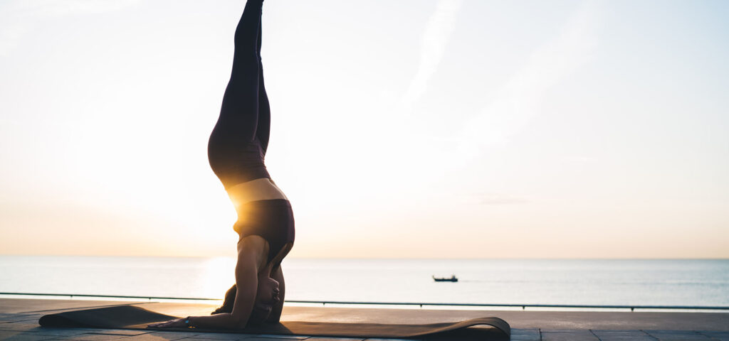 Eine starke Athletin mit Fokus auf gesunden Gelenken und Muskelstärke dank Omega-3.