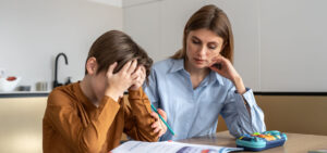 Bild eines gestressten Kindes als visuelle Darstellung der Emotionen bei ADHS und der Rolle von Omega-3-Fettsäuren.