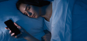 Omega-3 und Schlafqualität: Das Bild zeigt eine schlafende Frau