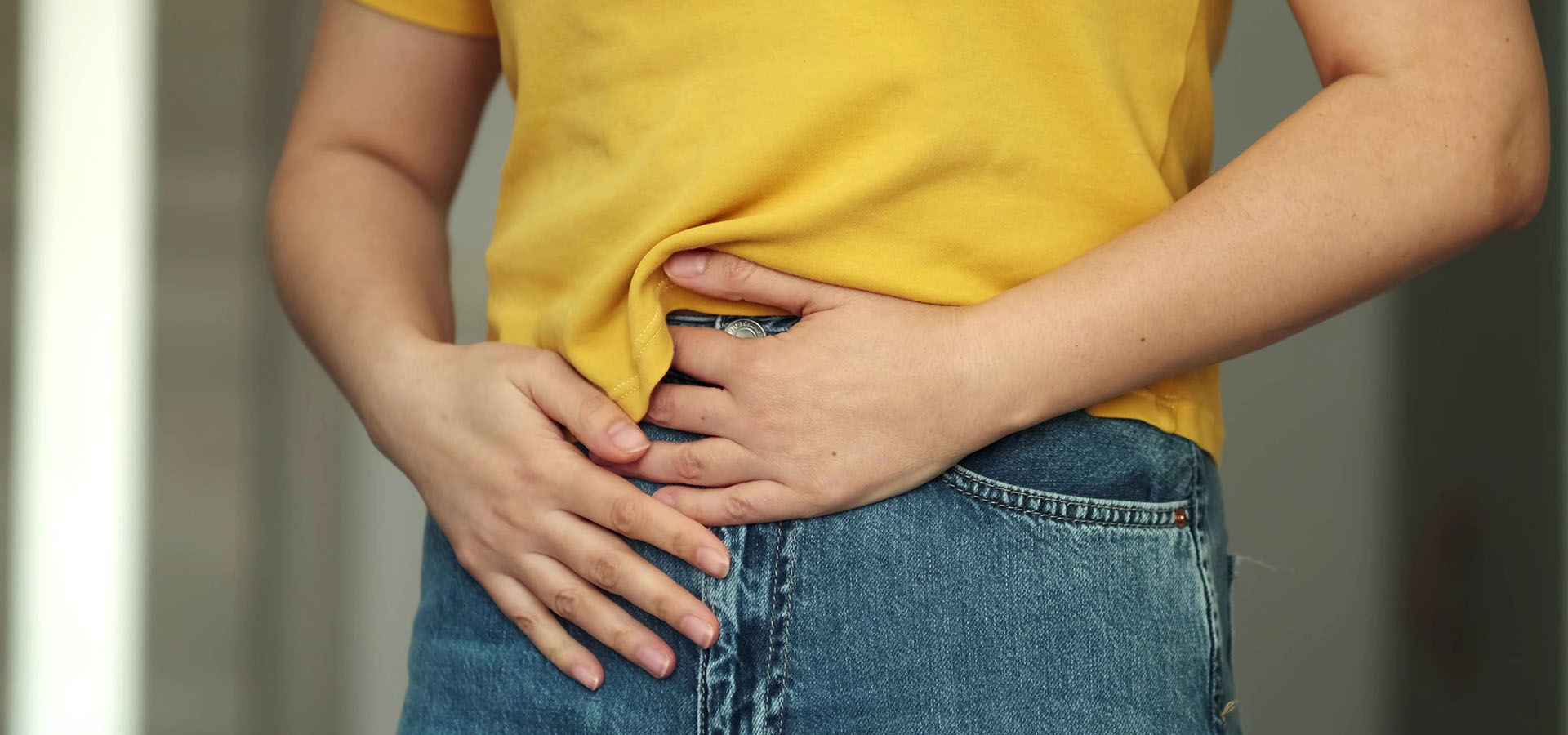 Gesunde Darmflora dank Omega-3: Das Bild einer Frau, die ihre Darmgesundheit unterstützt.